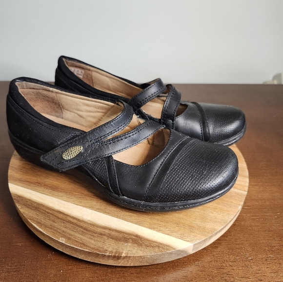 Size 7 Clarks shoes - Picture 1 of 6